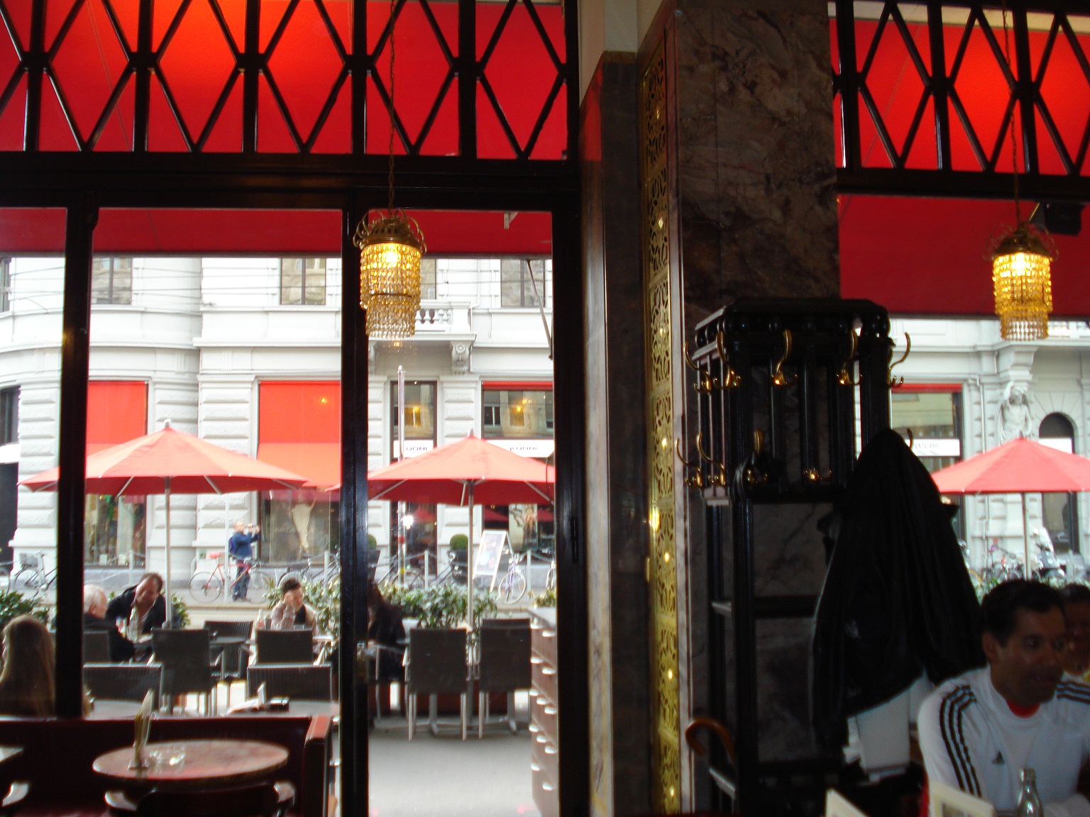 старое революционное кафе в Цюрихе, модное кафе в Цюрихе, гид по Цюрихе Полина Шмит